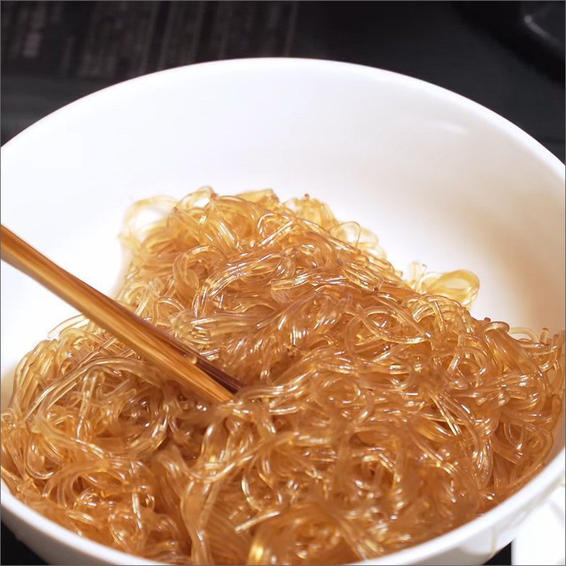 Step 4 Stir-fried vermicelli Stir-fried vermicelli with bean sprouts and vegetarian mushrooms