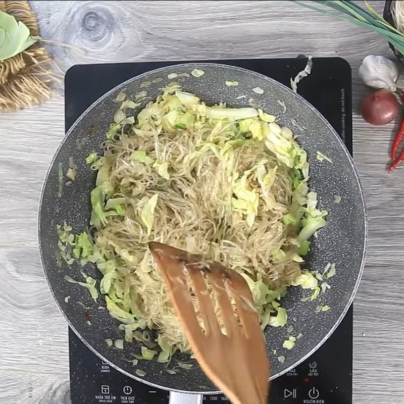 Step 3 Stir-fried vermicelli with cabbage Stir-fried vermicelli with vegetarian cabbage