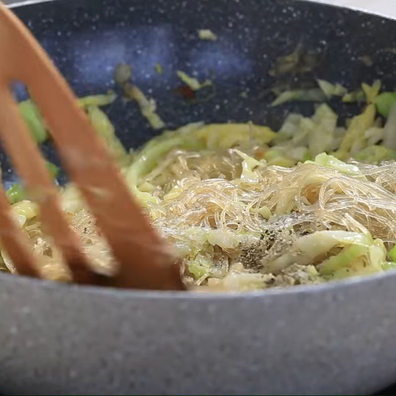 Step 3 Stir-fried vermicelli with cabbage Stir-fried vermicelli with vegetarian cabbage