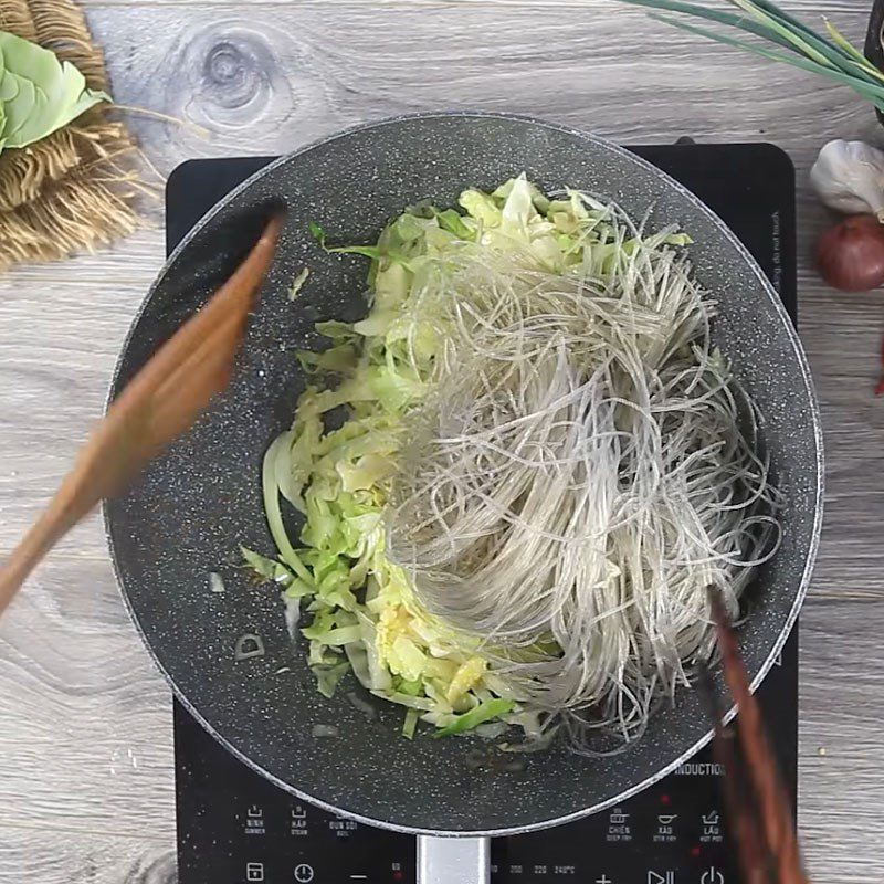 Step 3 Stir-fried vermicelli with cabbage Stir-fried vermicelli with vegetarian cabbage