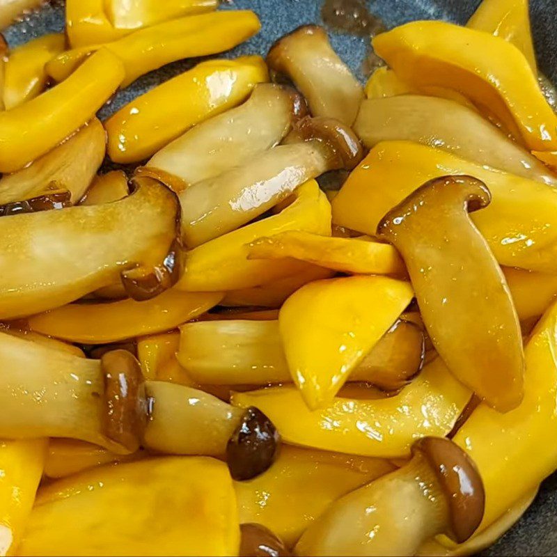 Step 4 Stir-fried jackfruit with chicken leg mushrooms