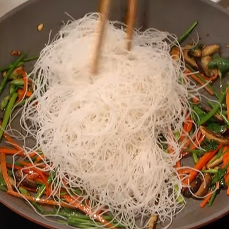 Step 4 Stir-fried dish Rice noodles stir-fried with beef