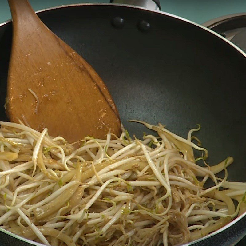 Step 2 Stir-fry the dish Stir-fried Enoki Mushrooms with Bean Sprouts