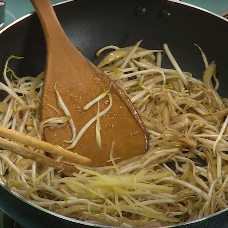 Step 2 Stir-fry the dish Stir-fried Enoki Mushrooms with Bean Sprouts