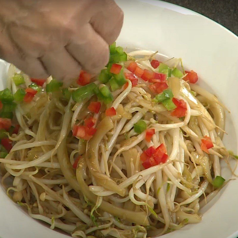 Step 2 Stir-fry the dish Stir-fried Enoki Mushrooms with Bean Sprouts