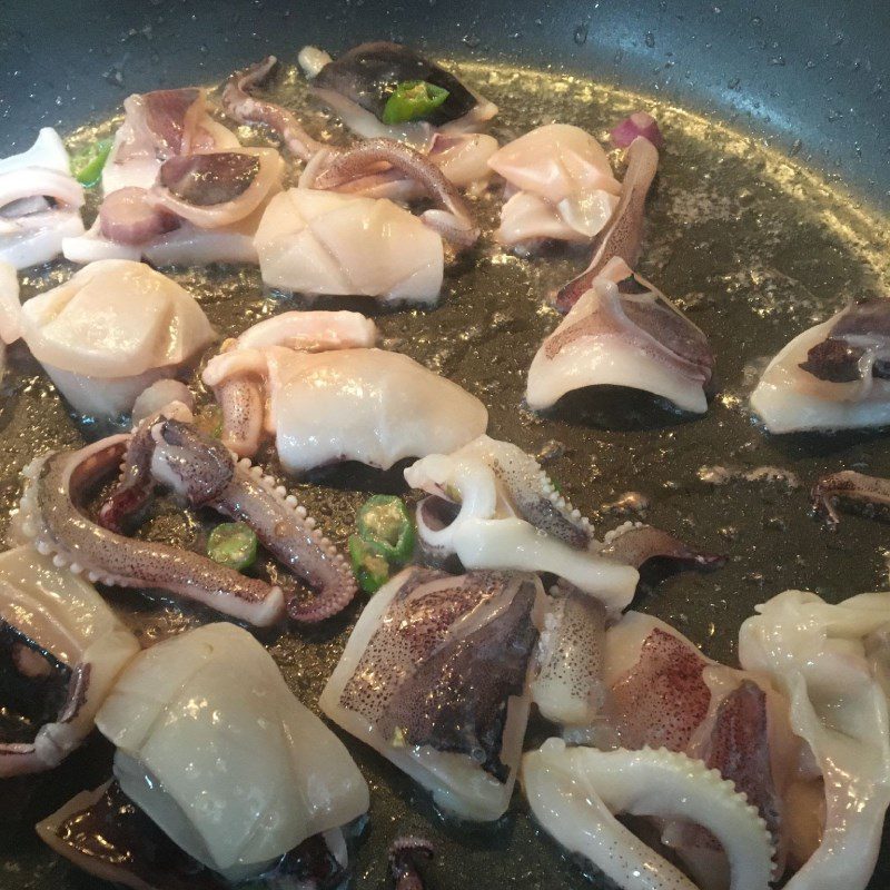 Step 2 Stir-fried squid Squid stir-fried with bell peppers