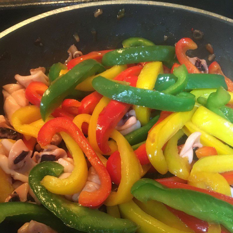 Step 2 Stir-fried squid Squid stir-fried with bell peppers