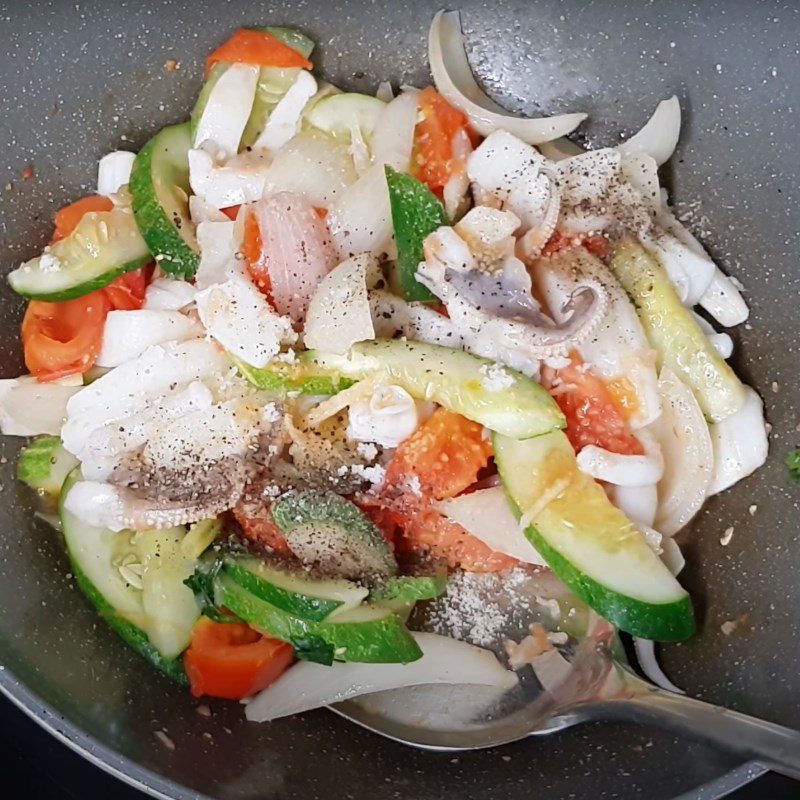 Step 3 Stir-fried squid