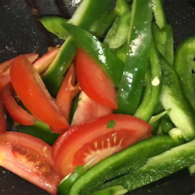 Step 4 Stir-fried squid and bell pepper Stir-fried squid with bell pepper and tomato