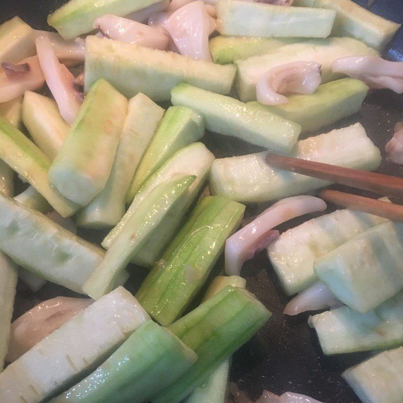 Step 3 Stir-fry squid with bitter gourd Stir-fried squid with bitter gourd (recipe shared by a user)