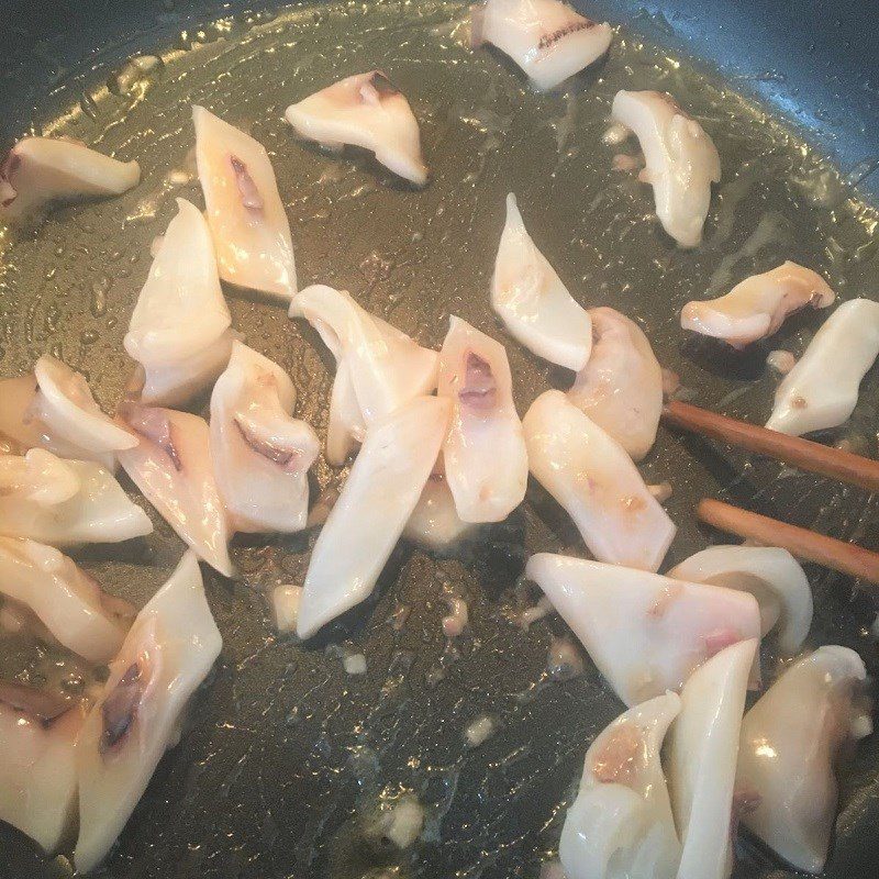 Step 3 Stir-fry squid with bitter gourd Stir-fried squid with bitter gourd (recipe shared by a user)