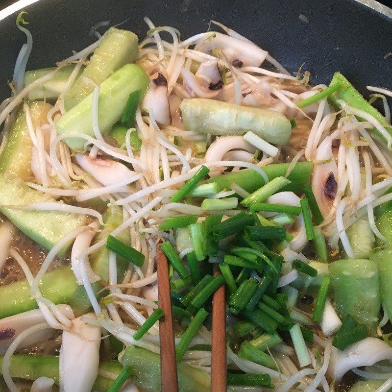 Step 4 Stir-fried squid with gourd Stir-fried squid with gourd