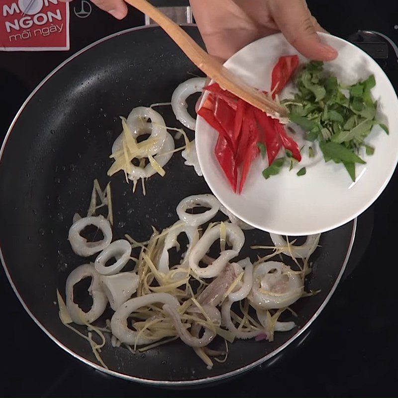 Step 3 Stir-fry the loofah for stir-fried squid with loofah