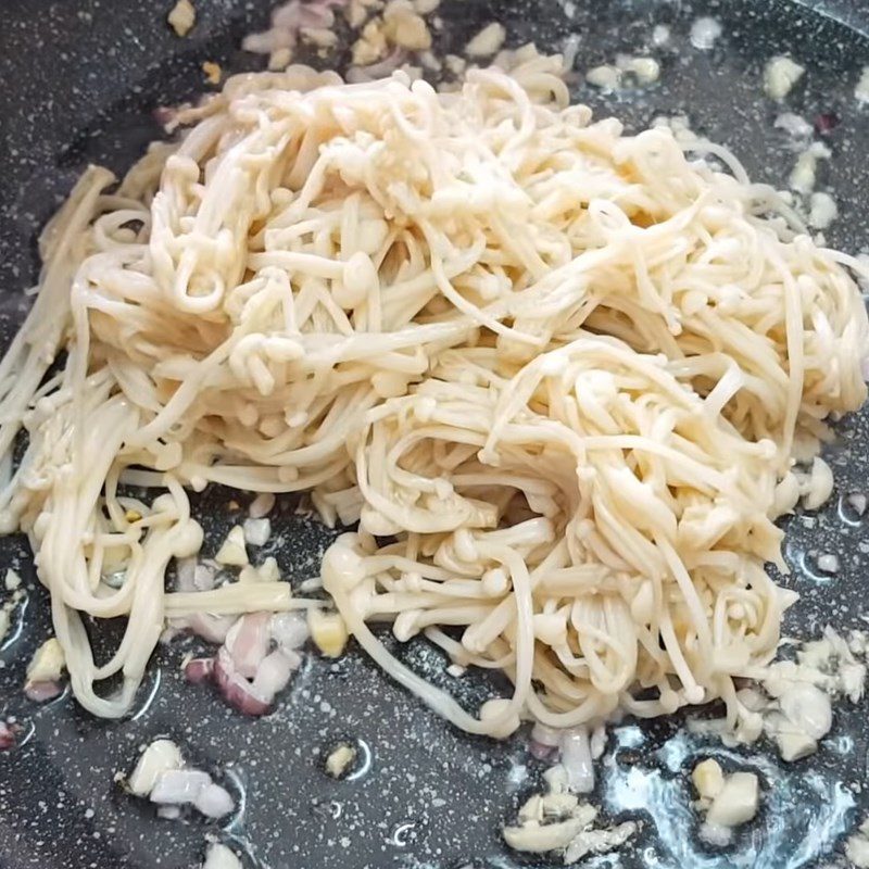 Step 2 Stir-fry mushrooms Stir-fried salt and chili mushrooms