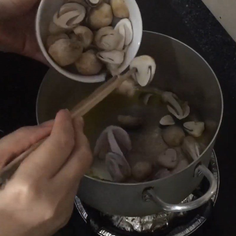 Step 4 Stir-fried mushrooms Vegetarian gourd soup with mushrooms