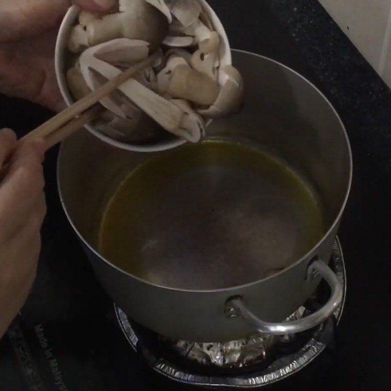 Step 4 Stir-fried mushrooms Vegetarian gourd soup with mushrooms