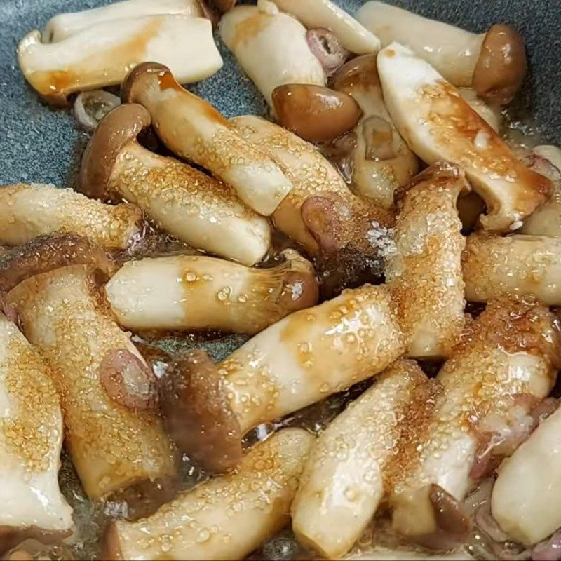 Step 3 Stir-fried jackfruit with chicken leg mushrooms