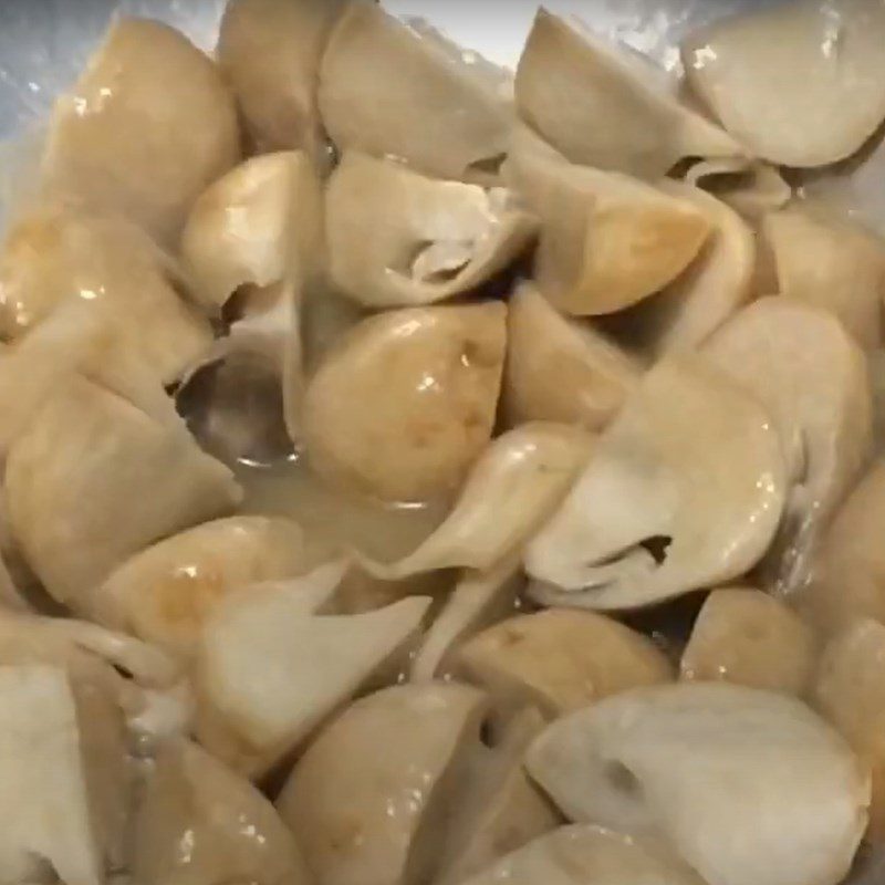 Step 3 Stir-fry straw mushrooms Snake porridge with mung beans