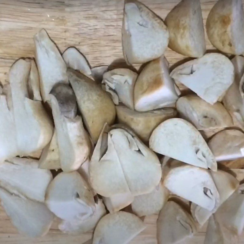 Step 3 Stir-fry straw mushrooms Snake porridge with mung beans