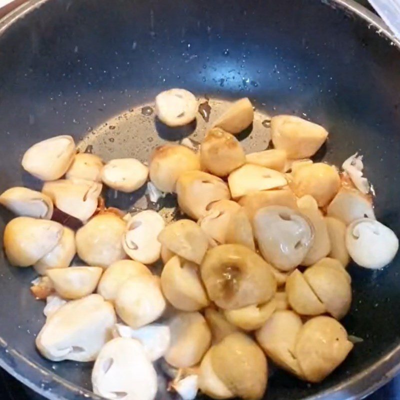 Step 2 Sauté straw mushrooms for cooking chicken porridge with Tiger rice cooker