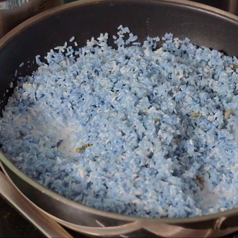 Step 3 Stir-frying sticky rice and mixing with mung beans Heart-shaped butterfly pea flower sticky rice with mung beans