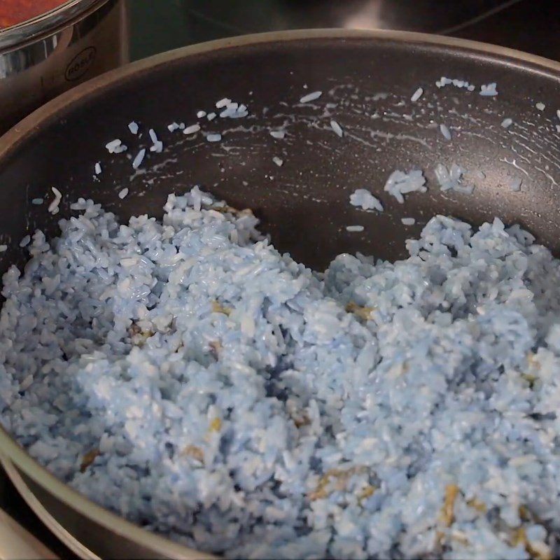 Step 3 Stir-frying sticky rice and mixing with mung beans Heart-shaped butterfly pea flower sticky rice with mung beans