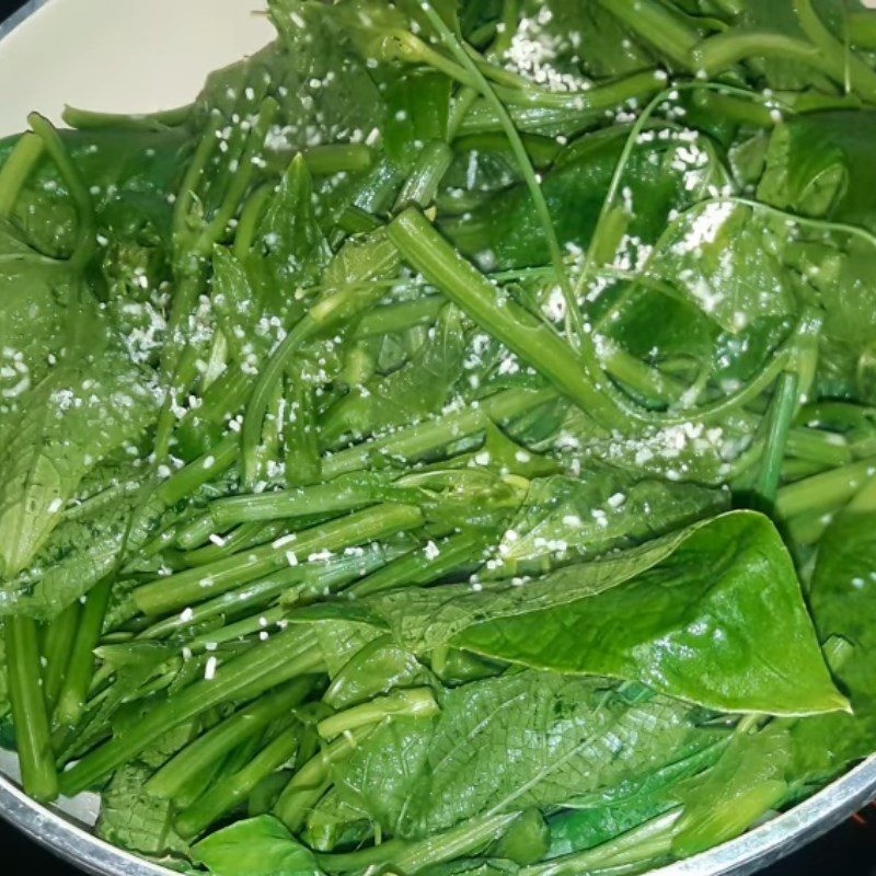 Step 2 Stir-frying chayote shoots Stir-fried chayote shoots with garlic