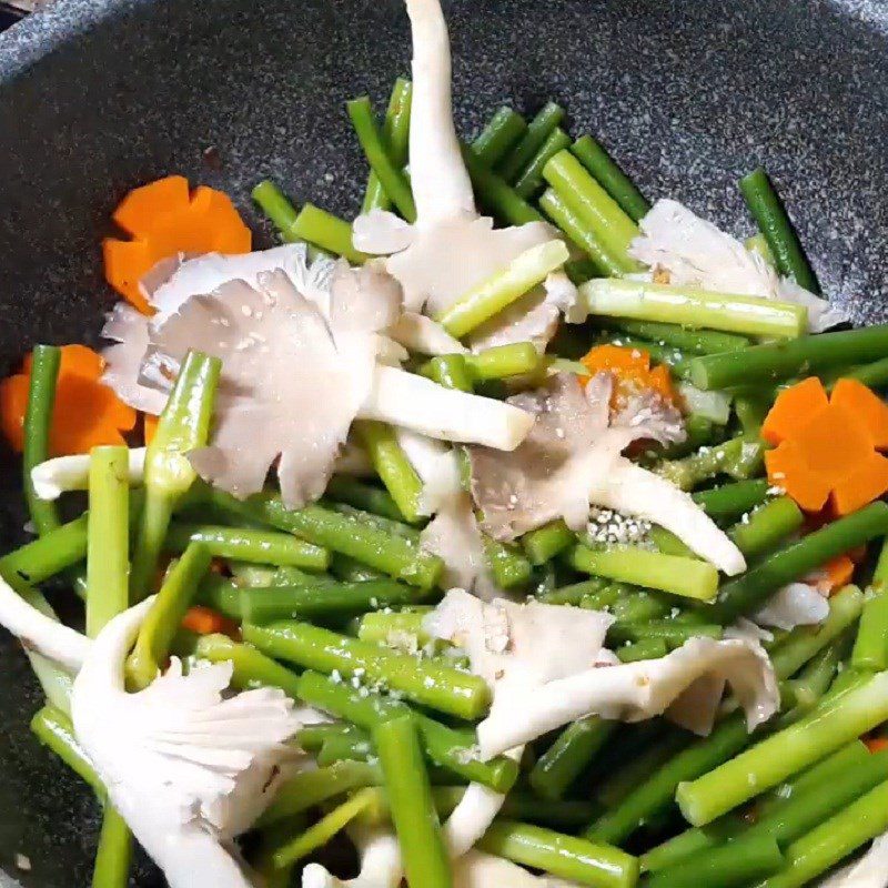 Step 4 Stir-fry garlic shoots Garlic shoots stir-fried with mushrooms