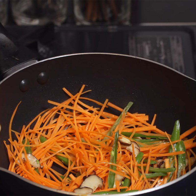 Step 3 Stir-fry ingredients Vegetarian mixed stir-fried noodles