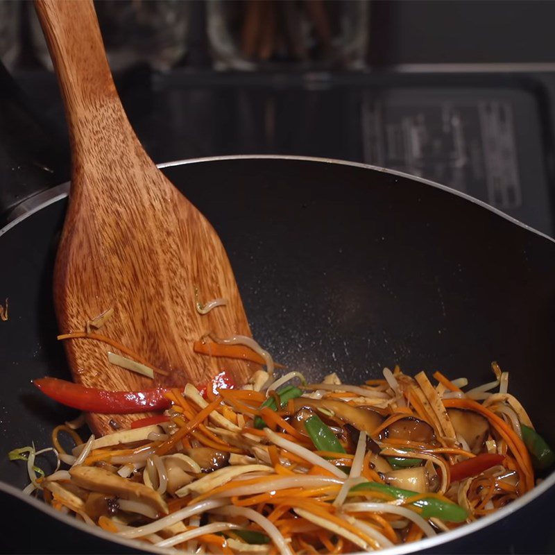 Step 3 Stir-fry the ingredients for mixed vegetarian vermicelli