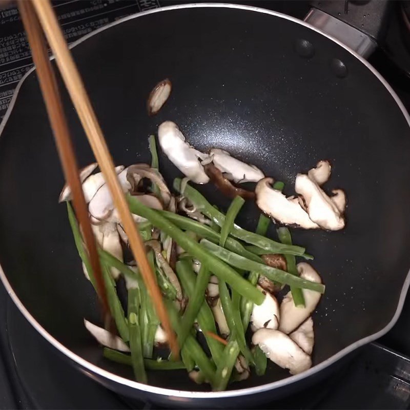 Step 3 Stir-fry ingredients Vegetarian mixed stir-fried noodles