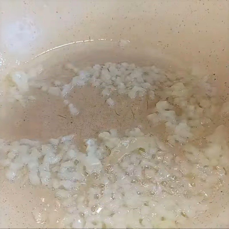 Step 3 Stir-fry the filling for vegetarian rose dumplings