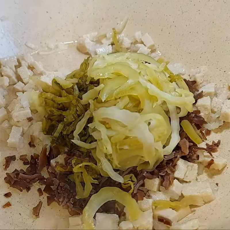 Step 3 Stir-fry the filling for vegetarian rose dumplings