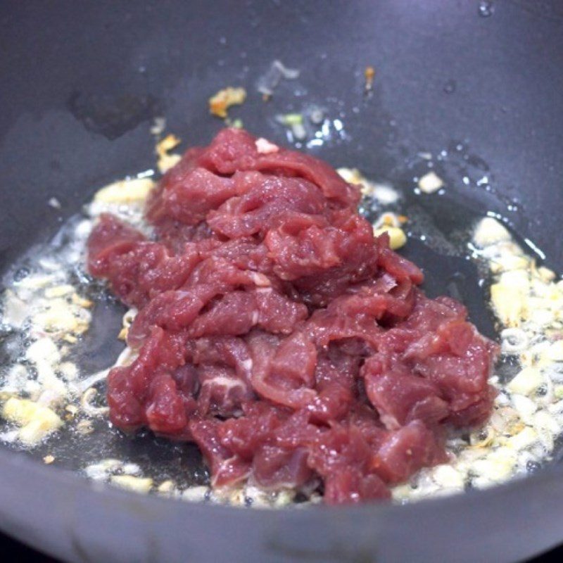 Step 4 Stir-fry the filling for Hai Phong Water Fern Cake