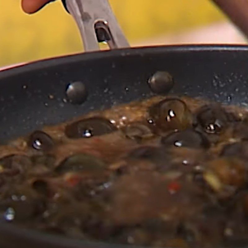 Step 3 Sautéing snails Sautéed snail with tamarind