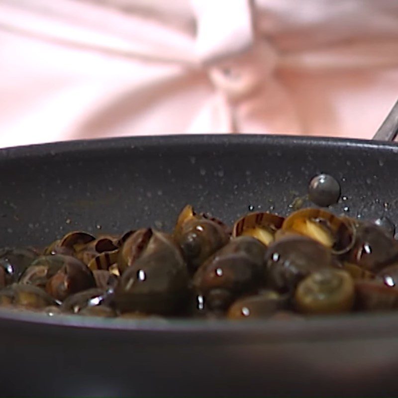 Step 3 Sautéing snails Sautéed snail with tamarind