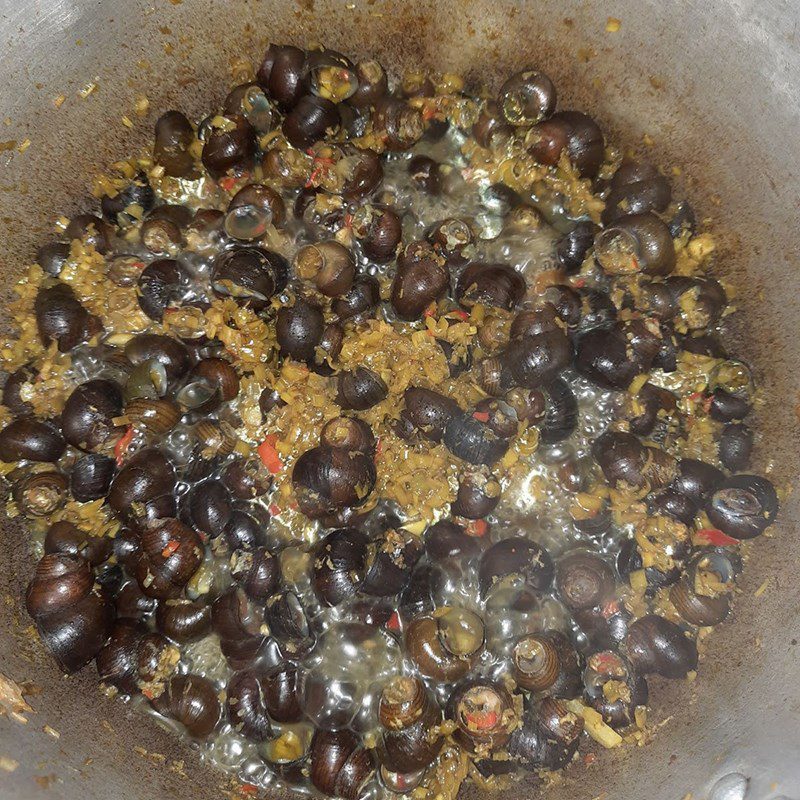 Step 3 Stir-fry snails for stir-fried snail with coconut