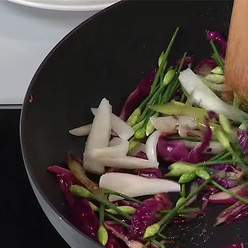 Step 4 Stir-fry vegetables and finish Stir-fried pork intestine with cabbage