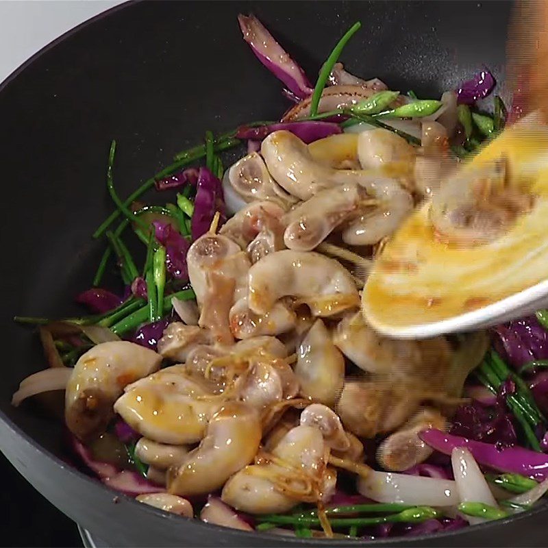 Step 4 Stir-fry vegetables and finish Stir-fried pork intestine with cabbage