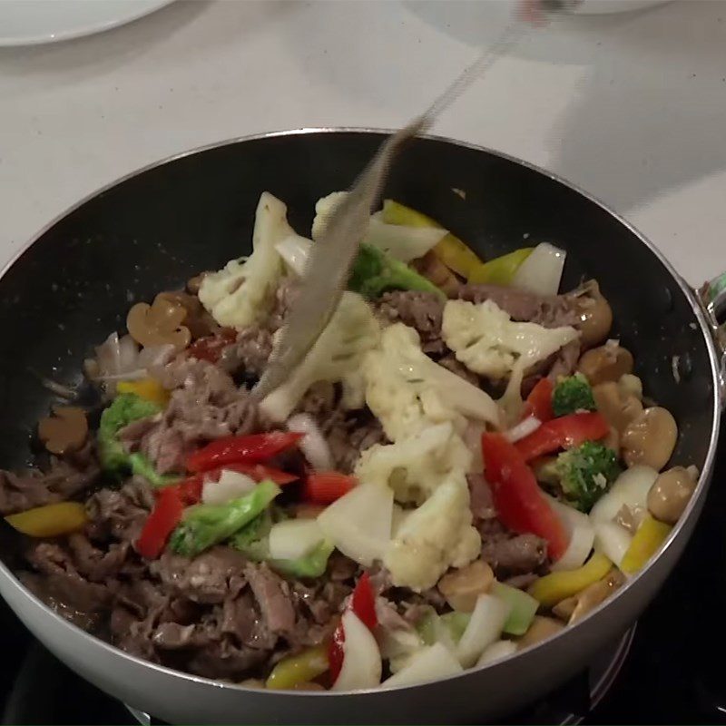 Step 4 Stir-fry vegetables with beef Stir-fried enoki mushrooms with beef