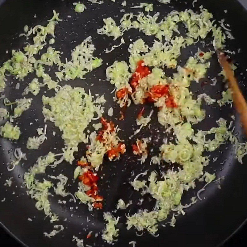 Step 2 Stir-fry lemongrass and chili Fried vegetarian meat with lemongrass and chili