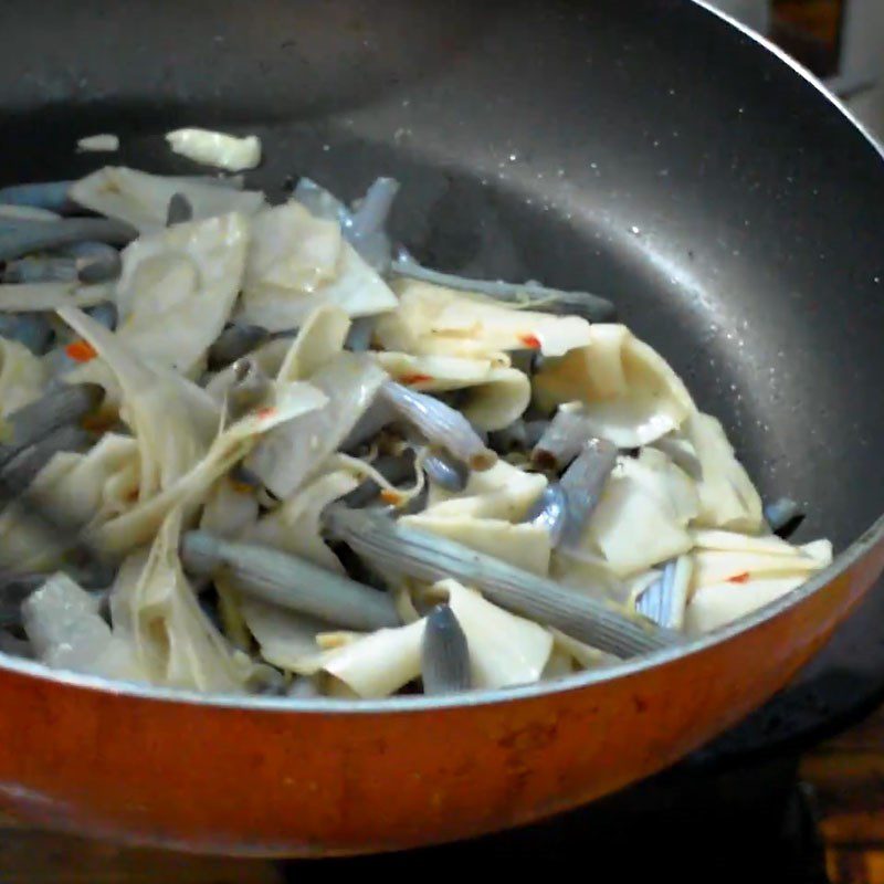 Step 3 Stir-fried sea cucumber with sour bamboo shoots