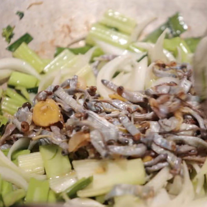 Step 3 Stir-fry sea cucumber Stir-fried sea cucumber with celery and garlic