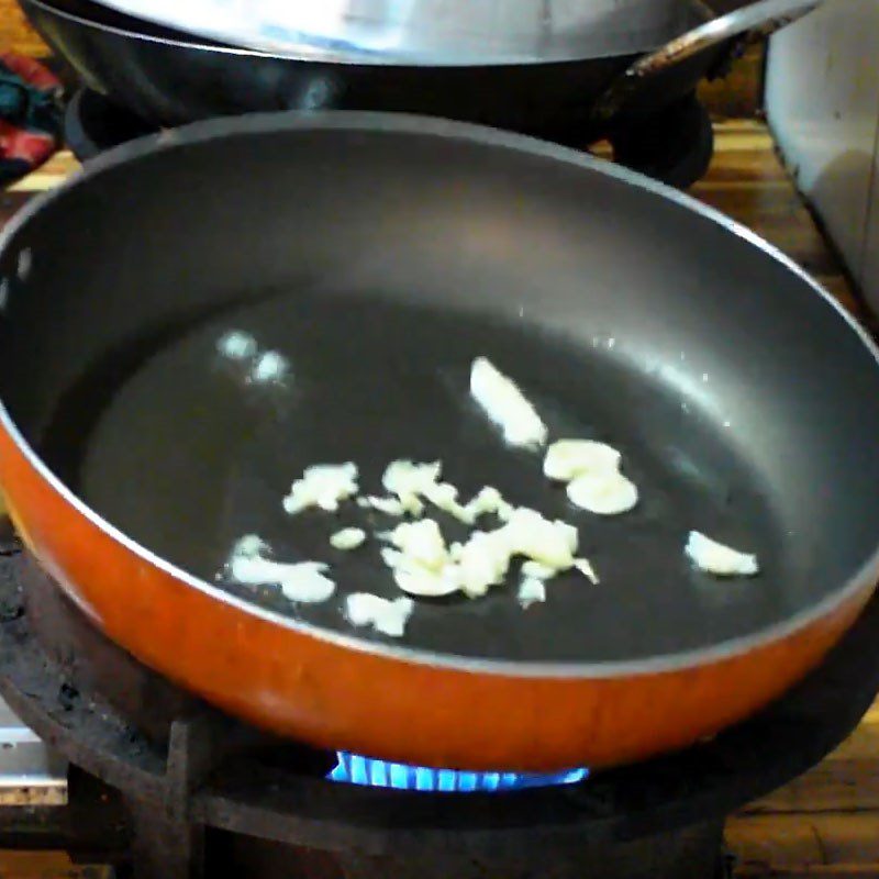 Step 3 Stir-fry sá sùng Stir-fried sá sùng with sour bamboo shoots