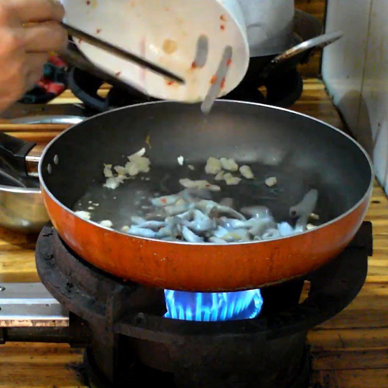 Step 3 Stir-fried sea cucumber with sour bamboo shoots