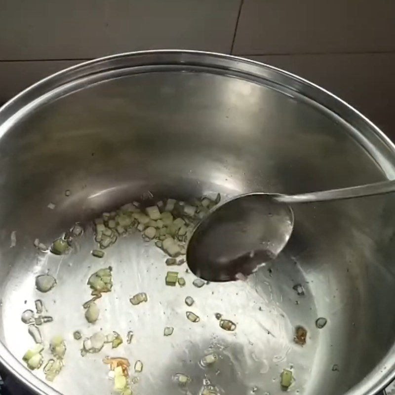 Step 3 Sauté the melon with dried shrimp for the Fish Cake Melon Soup