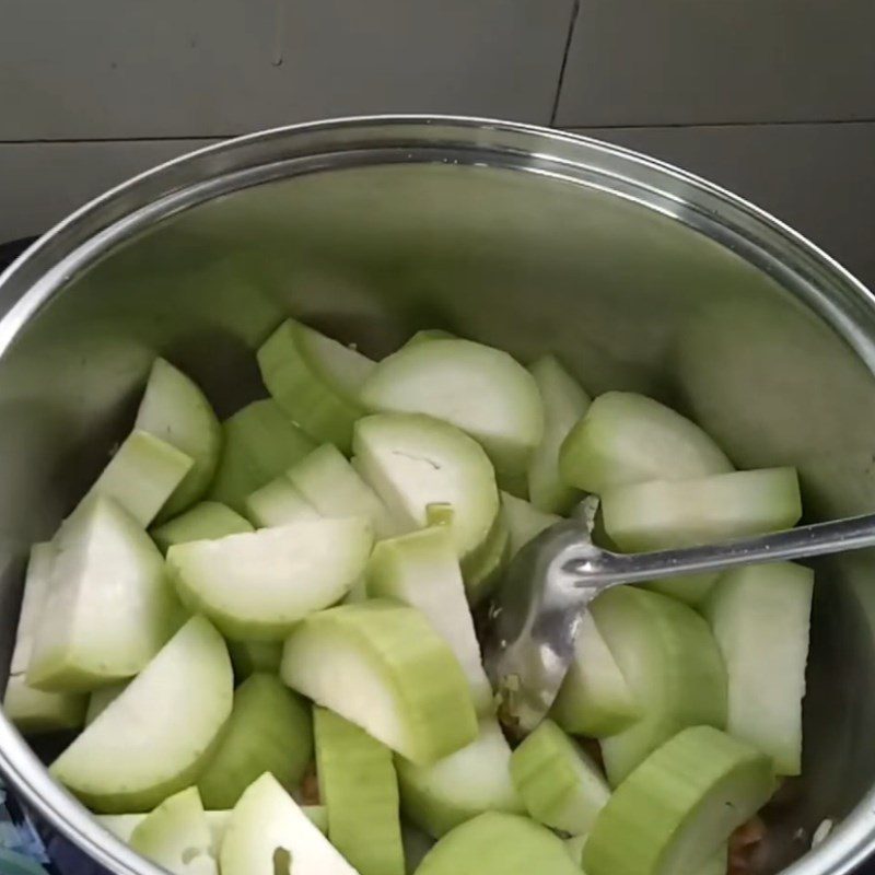 Step 3 Stir-fry the gourd with dried shrimp for fish cake soup