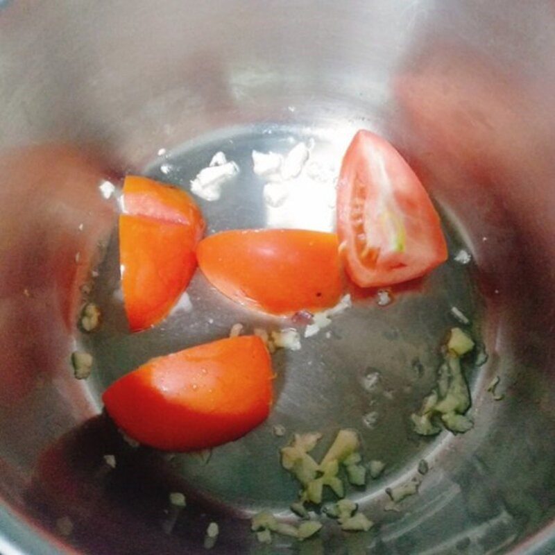 Step 2 Stir-fry the mixture of ingredients for sour melon soup with beef and herbs