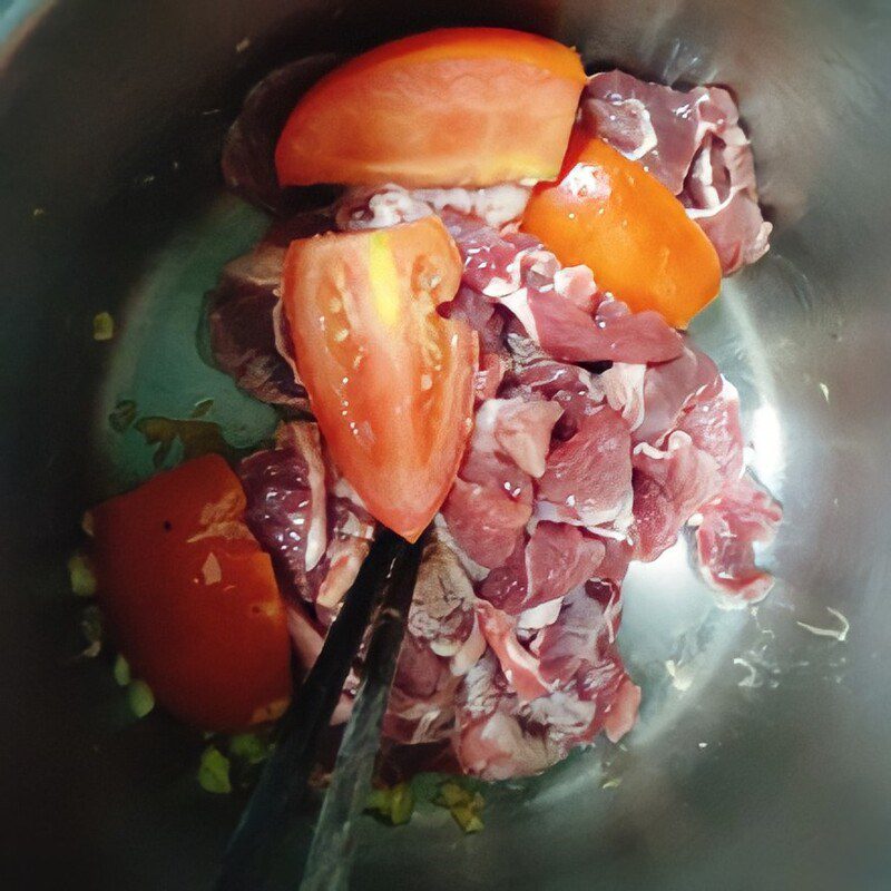 Step 2 Stir-fry the mixture of ingredients for sour melon soup with beef and herbs