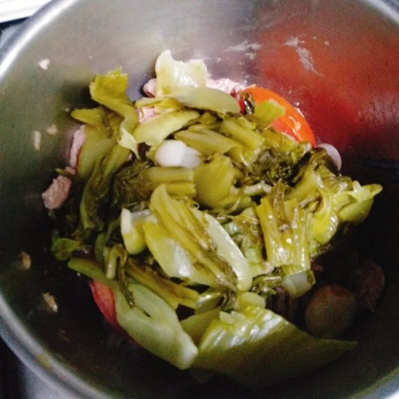 Step 2 Stir-fry the mixture of ingredients for sour melon soup with beef and herbs